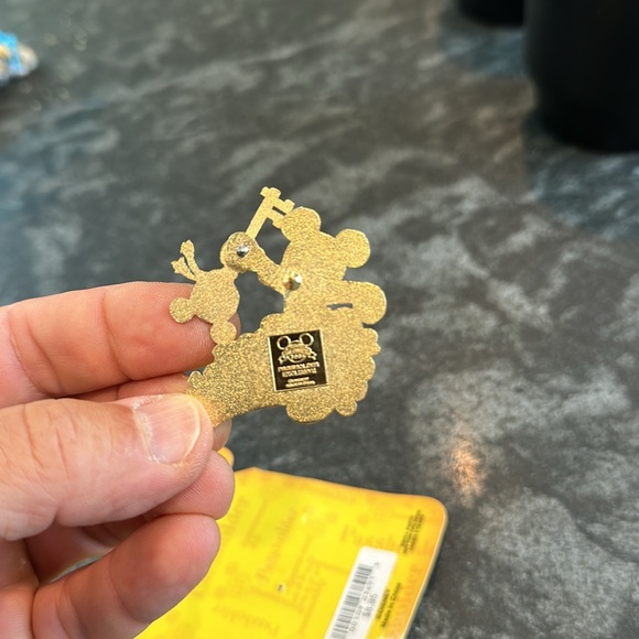 Disney 2005 Passholder Exclusive, Mickey Mouse Disney Pin. Original owner. - Picture 4 of 6